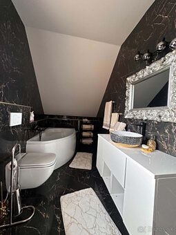 Typ: Rodinný dom Obec: Veľký Meder
🏡 Luxusný 7-izbový dom vo
