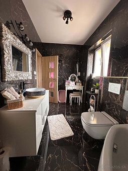 Typ: Rodinný dom Obec: Veľký Meder
🏡 Luxusný 7-izbový dom vo