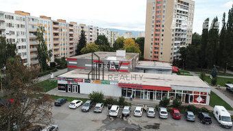 Na prenájom nová komerčná budova s pozemkom pri hlavnej cest