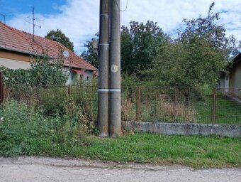 Ponúkam na predaj veľký slnečný pozemok v obci Veľké Chyndic