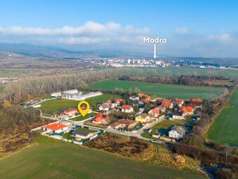 VŠETKY INŽ. SIETE, POKOJNÁ RODINNÁ LOKALITA Vo výhradnom zas