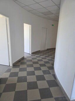 Na predaj polifunkcny objekt v Novom Meste nad Vahom má štyr