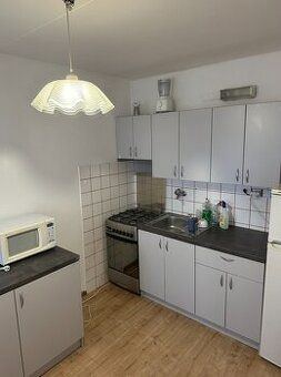 Hľadam 3 izbovy byt pre dvoch pracujucich ľudi, ponuka iba p