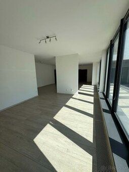 PRENÁJOM: Reprezentatívny priestor 180 m² v centre Malaciek 