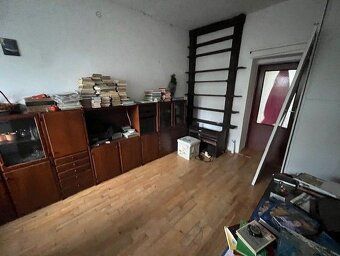 So súhlasom majiteľa nehnuteľnosti -- kontakt na makléra 090