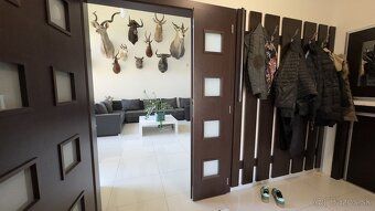 Ponúkame na predaj luxusnú rezidenciu s bazénom, s hosťovský