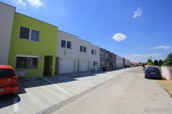 Byt sa nachádza v novostavbe na Jarnej ulici v Dunajskej Luž