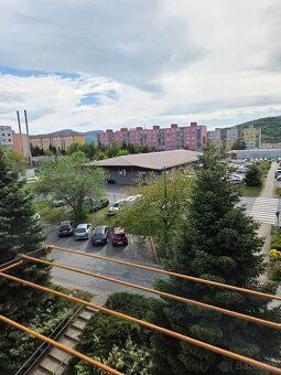 Ponúkame na predaj 2i panelový byt s loggiou s výhľadom a ka