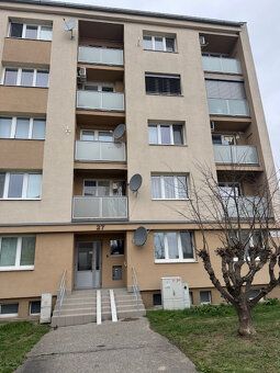 Ponúkame na predaj priestranný a čiastočne zariadený 3-izbov