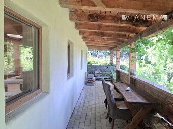 Novostavba chaty v štýle pasívneho domu v prírode mimo dosah