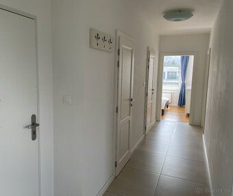 Ponúkam na predaj priestranný a svetlý 3-izbový byt s balkón