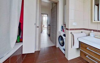 Byt sa nachádza v nadstavbe tehlového bytového domu v mestsk