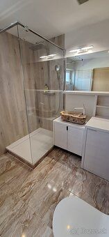Ponúkame na predaj veľkorysý, kompletne zariadený a klimatiz