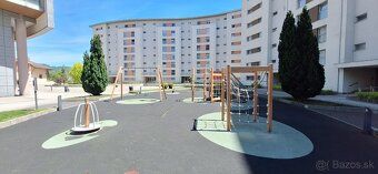 Ponúkame na predaj veľkorysý, kompletne zariadený a klimatiz