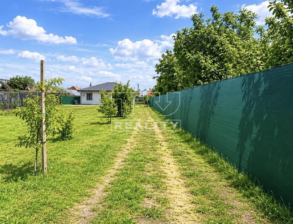 TU reality predá priestranný stavebný pozemok s výborným prí