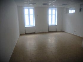 Ponúkame na prenájom kancelárske priestory v centre mesta, n