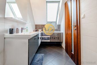 Maroš Vereš +421 904 086 200 e-mail:
V2 Real Estate ponúka n