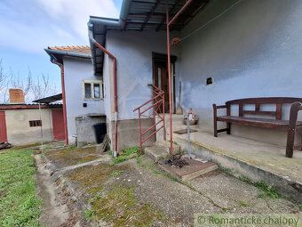 V tichej doline obklopenej malebnými kopcami sa nachádza neh