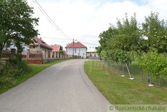Pozemok o rozmeroch 24 x 70 metrov sa nachádza na okraji obc