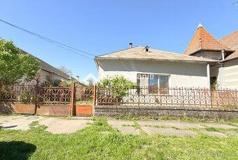Ponúkam Vám na predaj rodinný dom v meste Želiezovce, katast