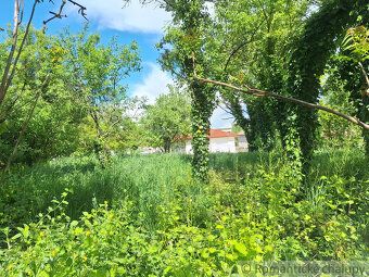Tento slnečný pozemok s rozlohou 715 m² predstavuje ideálnu 