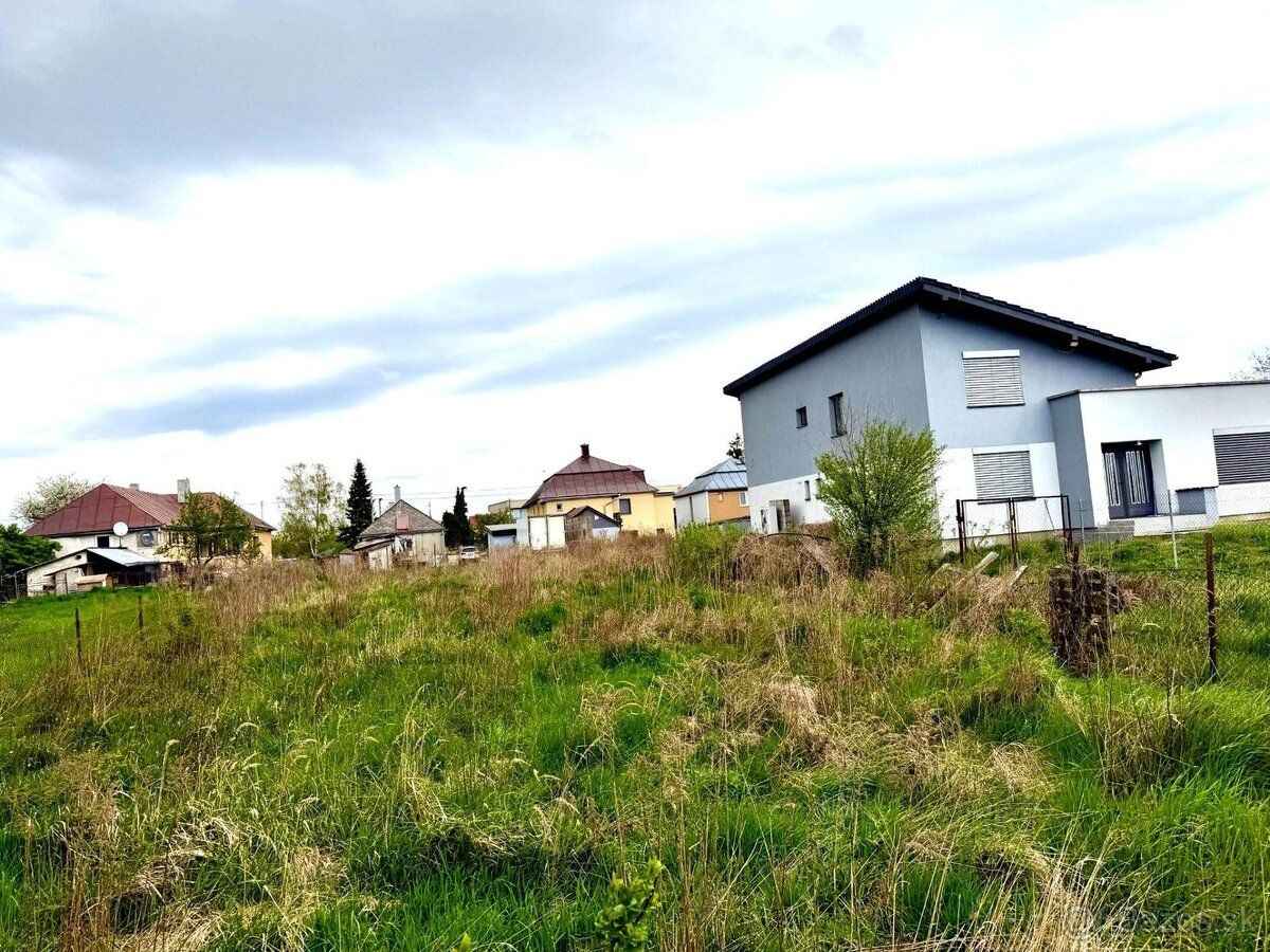 Ponúkame na predaj rovinatý stavebný pozemok o výmere 820 m²