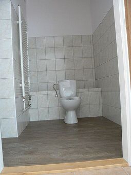 Ponúkam na prenájom budovu pre obchod a služby v uzavretom a