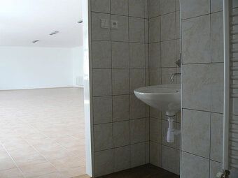 Ponúkam na prenájom budovu pre obchod a služby v uzavretom a