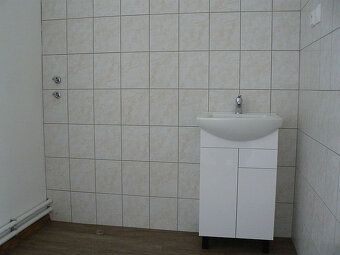 Ponúkam na prenájom budovu pre obchod a služby v uzavretom a