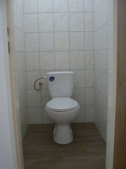 Ponúkam na prenájom budovu pre obchod a služby v uzavretom a