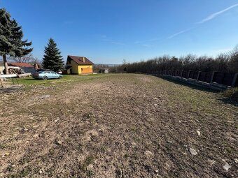 Ponúkam na predaj slnečný stavebný pozemok s rozlohou 1253 m