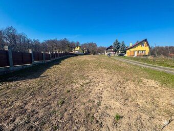 Ponúkam na predaj slnečný stavebný pozemok s rozlohou 1253 m