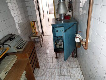 Ponúkam Vám na predaj rodinný dom budovy ako garáže a budovy