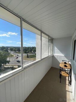 Ponúkam na predaj veľkú garsónku o výmere 29,8 m² s priestra
