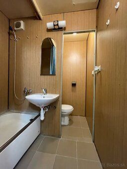 Ponúkam na predaj veľkú garsónku o výmere 29,8 m² s priestra