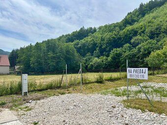 Výhradne ponúkame na predaj krásny stavebný pozemok 967m2 (1