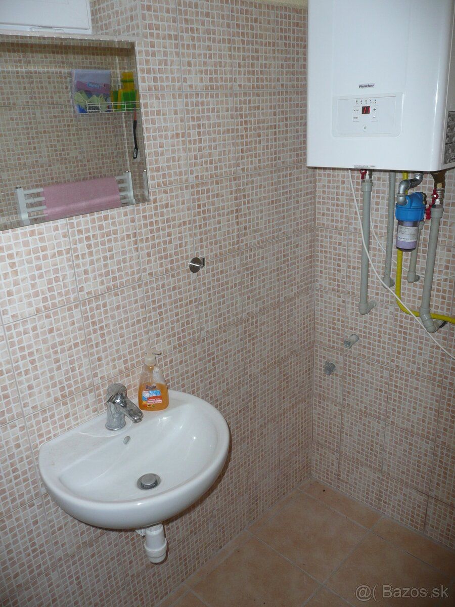 predaj domu Galanta, Bratislavská ul. celkovo 11á, priestory