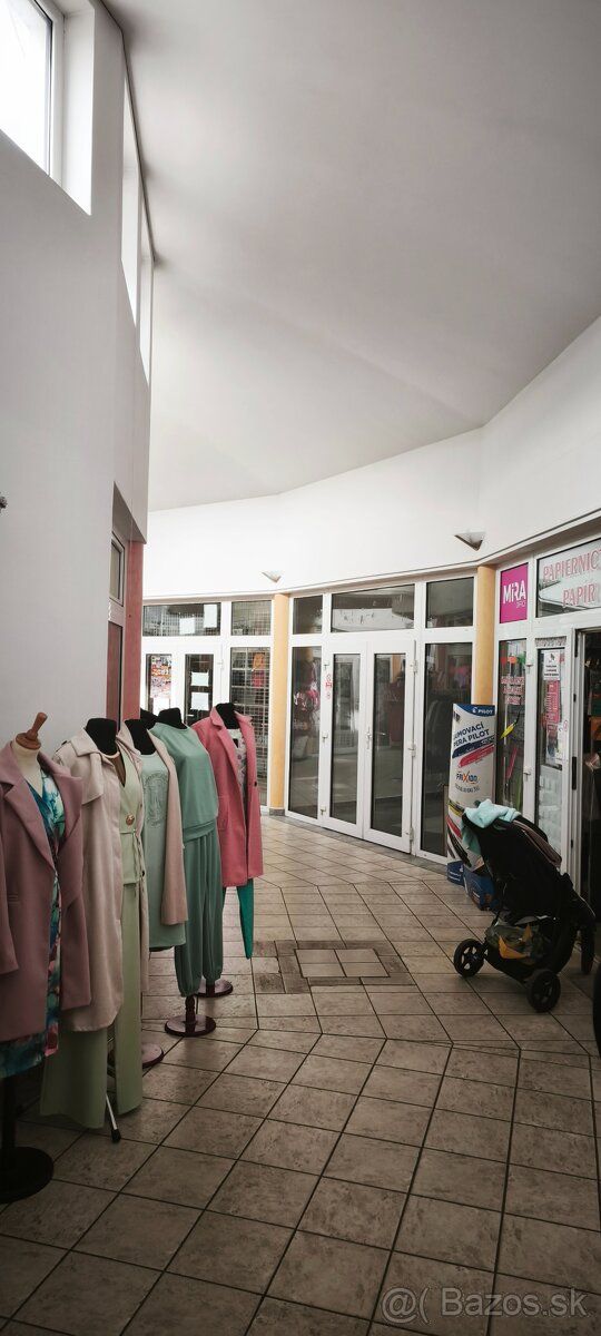 Predajňa, pripadne kancelária sa nachádza v Tržnici na príze