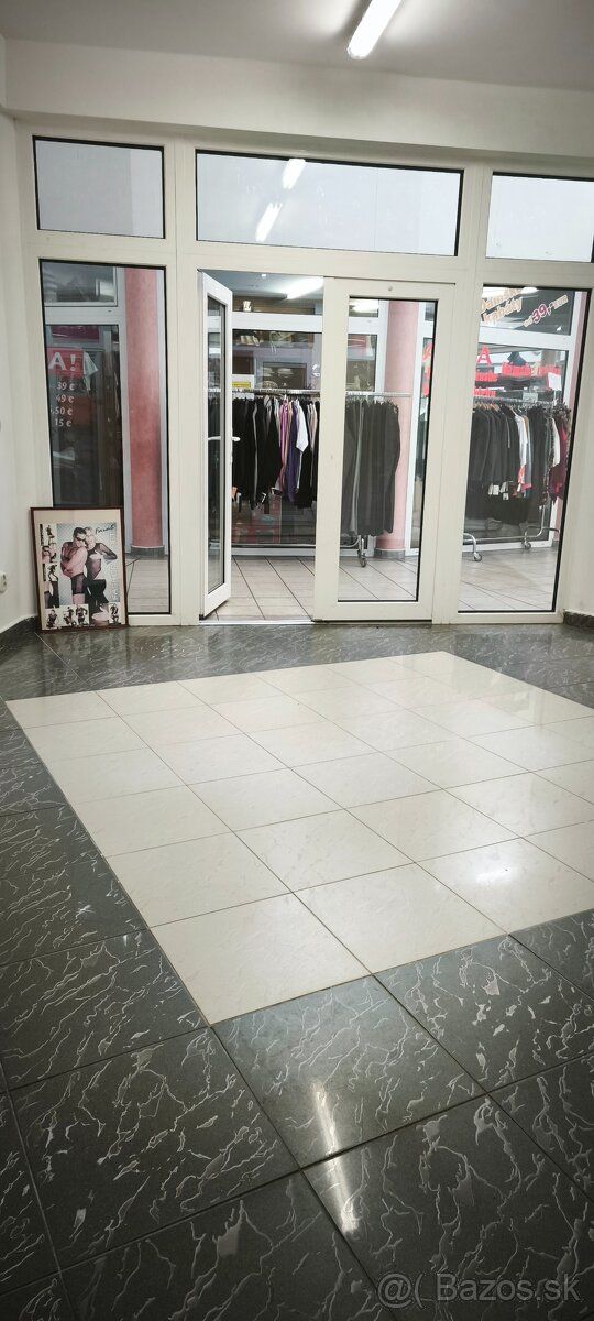 Predajňa, pripadne kancelária sa nachádza v Tržnici na príze