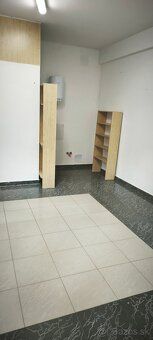 Predajňa, pripadne kancelária sa nachádza v Tržnici na príze
