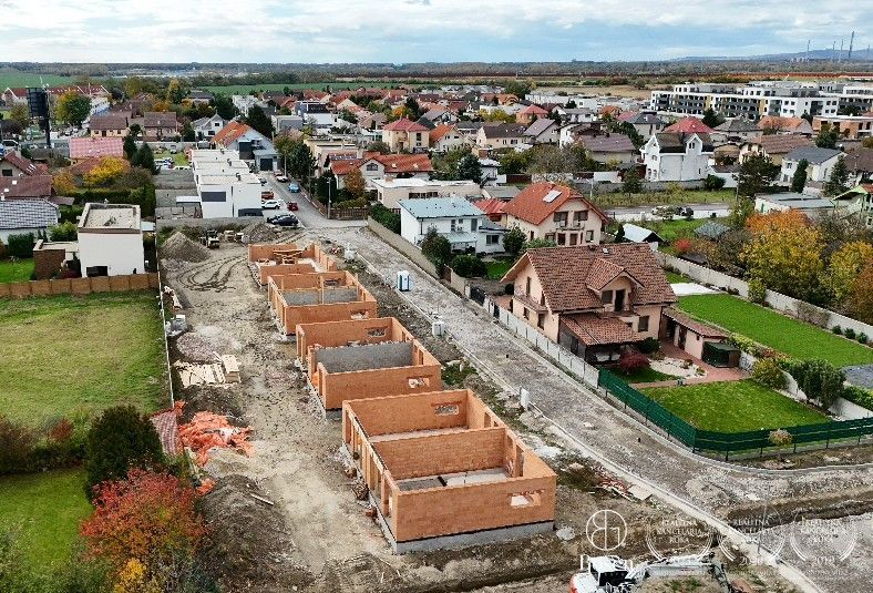 Typ: Rodinný dom Ulica: Zelená Obec: Rovinka
BOSEN Group Vám