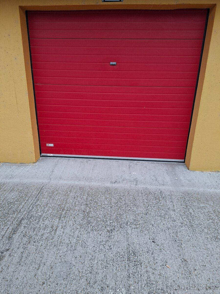 Predám garáž v Holíči na Kollárovej ulici...Garáž má el.brán