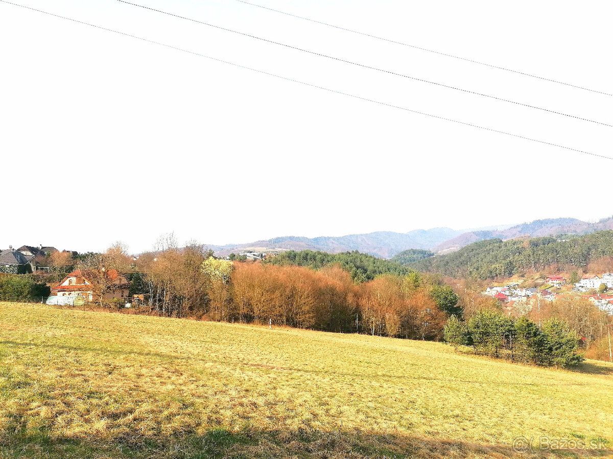 Ponúkame na predaj priestranný pozemok v atraktívnej a dynam