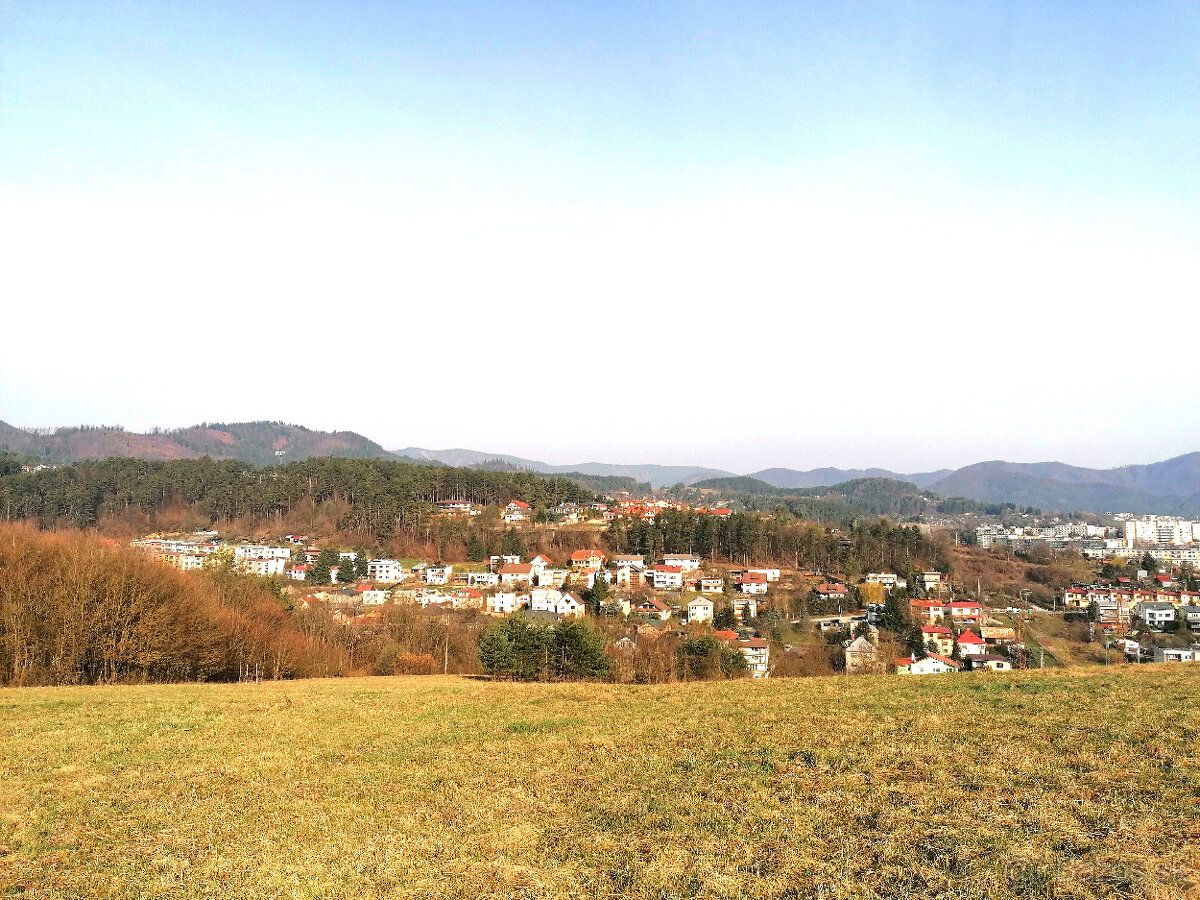 Ponúkame na predaj priestranný pozemok v atraktívnej a dynam