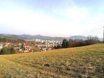 Ponúkame na predaj priestranný pozemok v atraktívnej a dynam