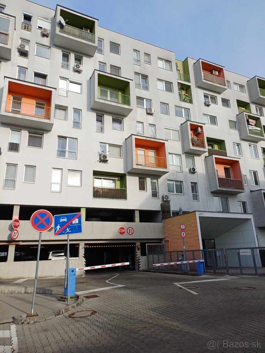 Ponúkame na prenájom vonkajšie kryté parkovacie státie pod b