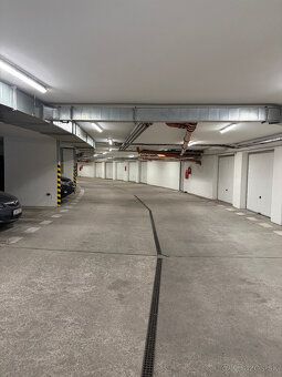 Ponúkame na prenájom parkovacie miesto v spoločnej garáži, v