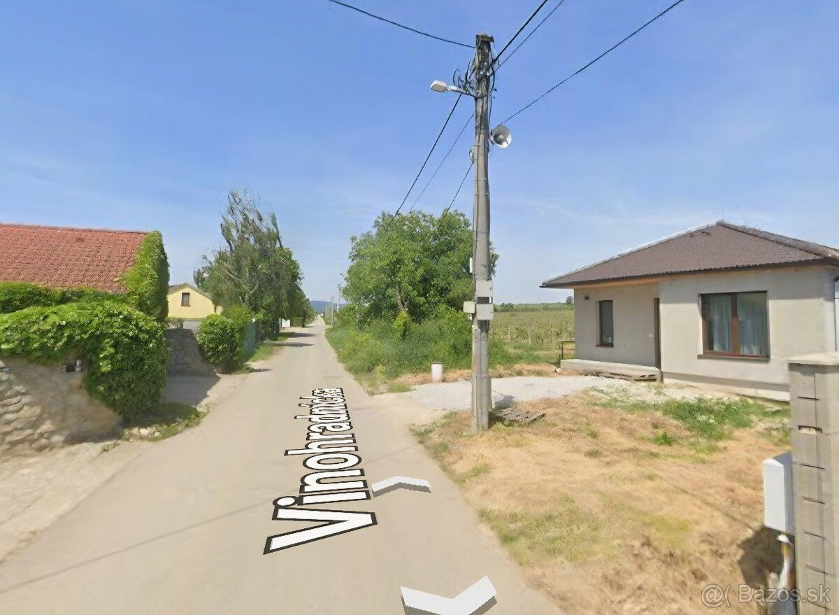 Ponúkam na predaj investičné pozemky v obci Viničné pri Pezi