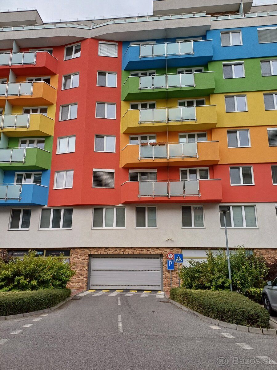 Prenájom garáže v suteréne novostavby obytného domu Lužná / 