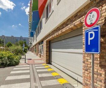 Prenájom garáže v suteréne novostavby obytného domu Lužná / 